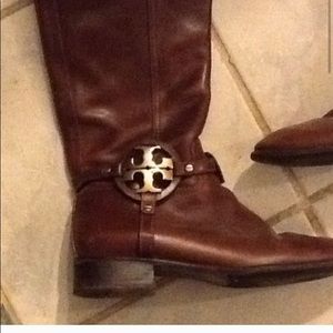 Beautiful Tory Burch boots.👢